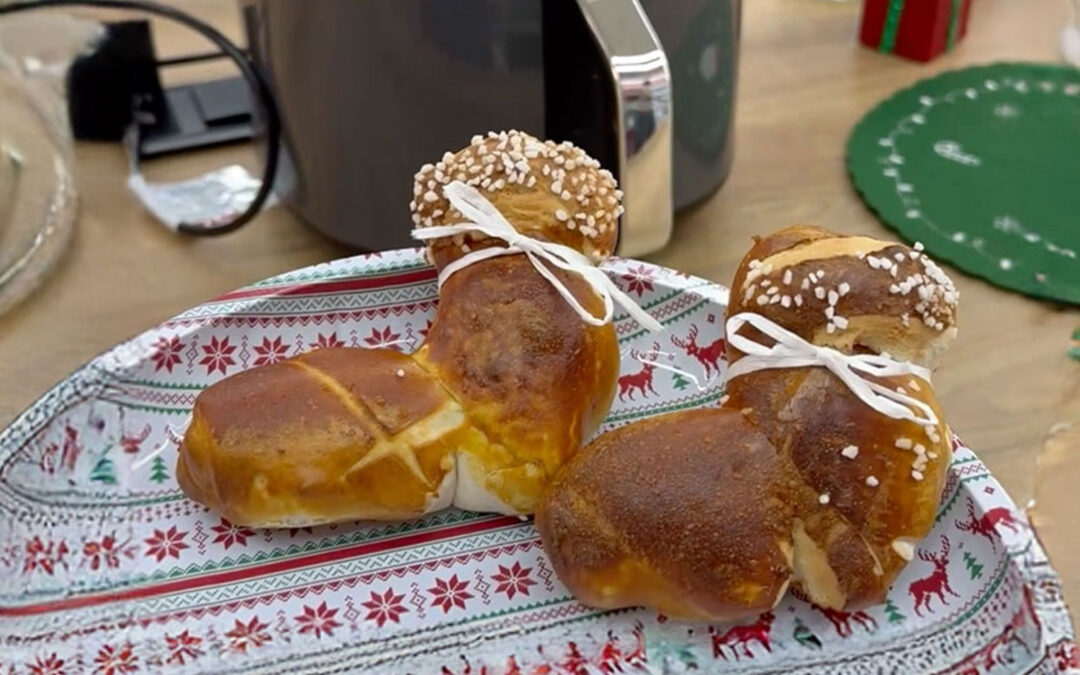 Schnel­le Niko­laus­stie­fel Lau­gen­bröt­chen aus dem Airfryer