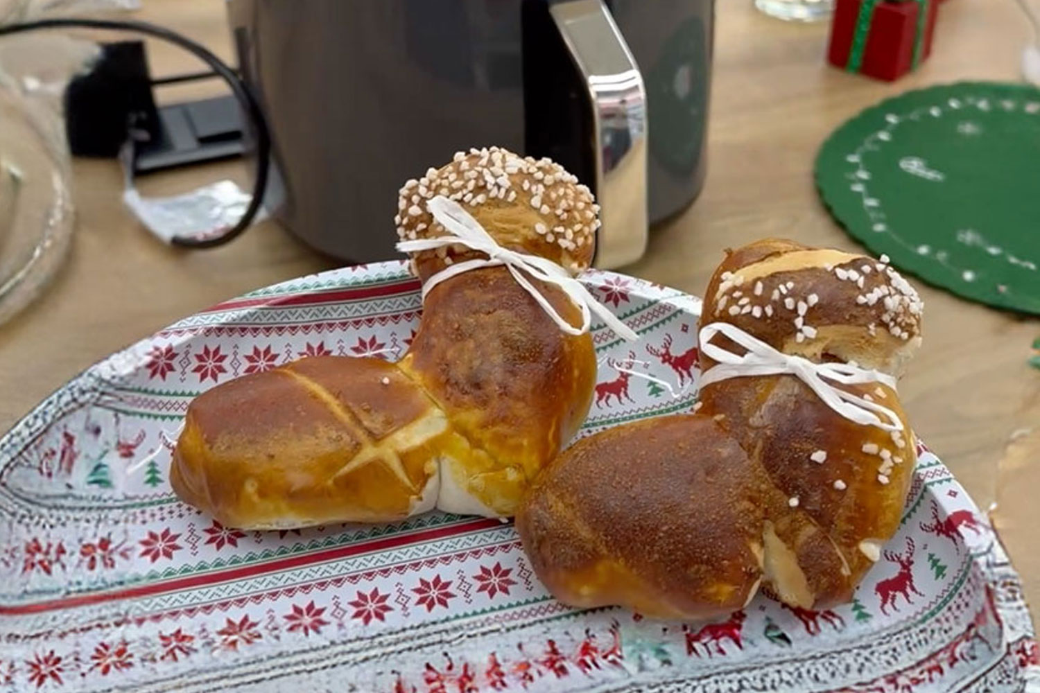 Nikolausstiefel mit Laugenstangen aus dem Airfryer Ninja Rezept
