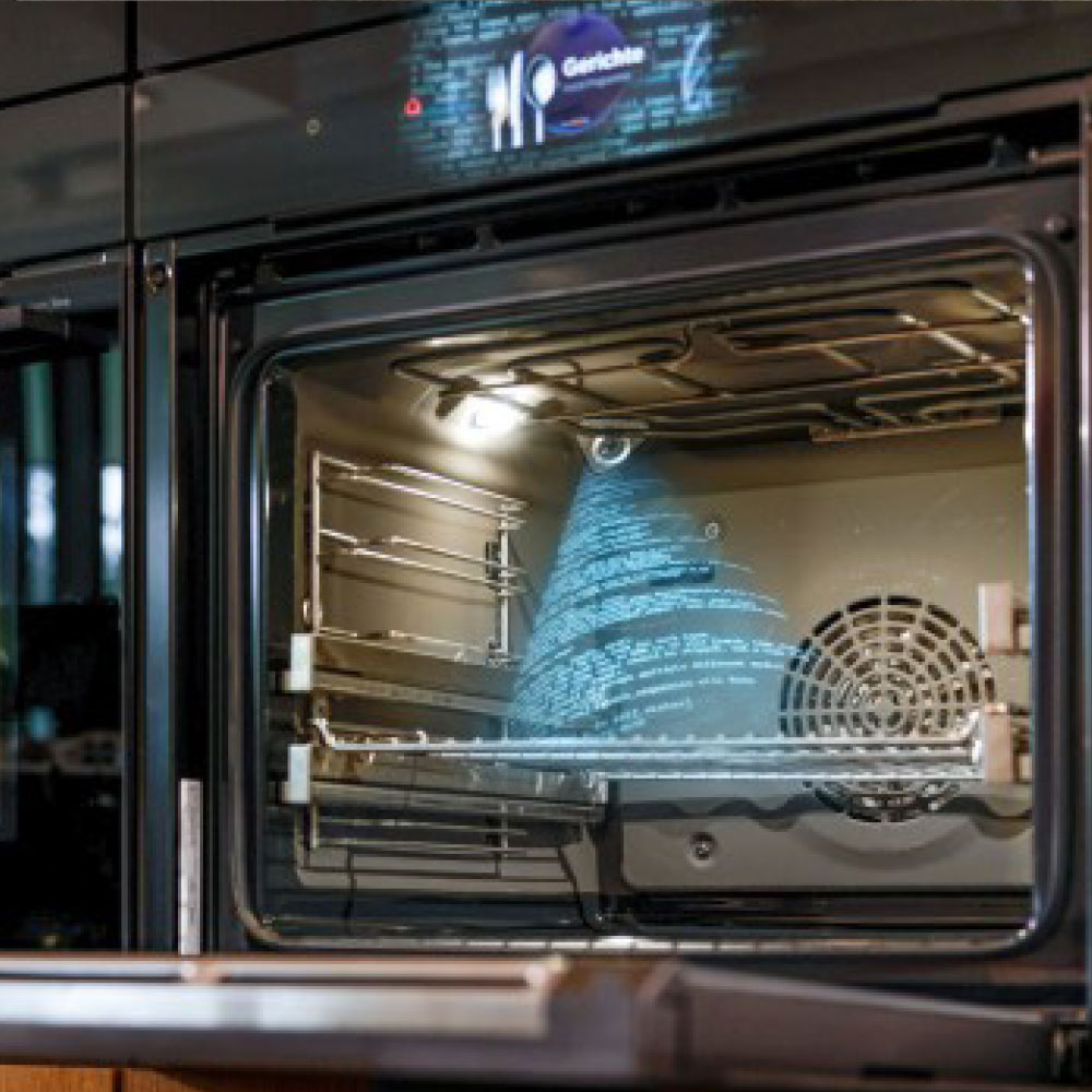 Bosch bei der IFA 2025 mit ihren KI im Backofen der Serie 8 © Bosch