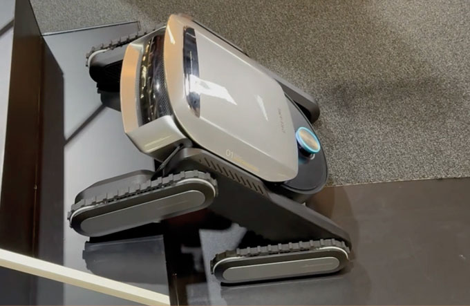 Dreame bei der IFA 2025 mit ihrem treppensteigenden Saugroboter Cyper X