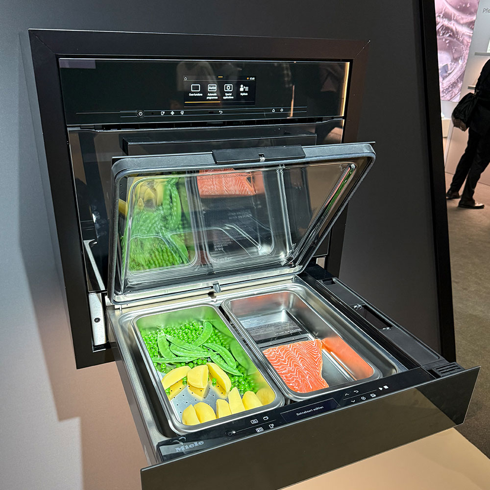 Miele bei der IFA 2025 mit ihrer einzigartigen Dampfgarschublade © Miele
