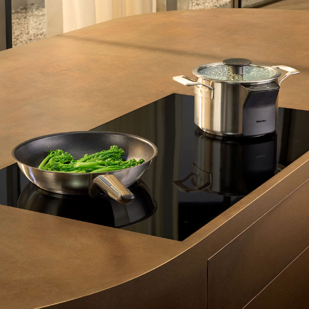 Miele bei der IFA 2025 mit ihren M Sense KI Kochsystem Töpfen und Pfannen © Miele